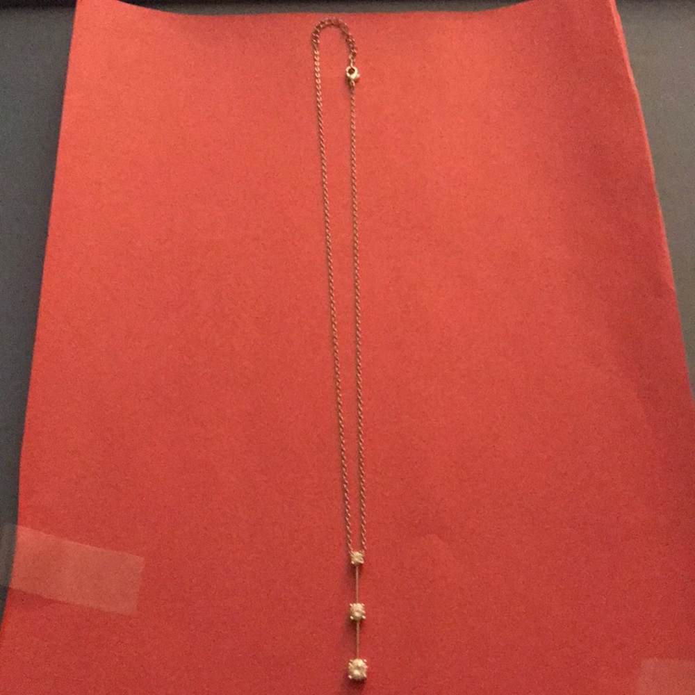 3 stone pendent with chain included